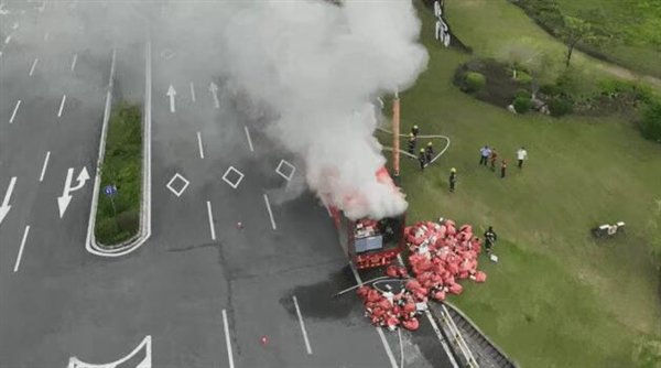 20吨快递葬身火海，一场网络热议的背后