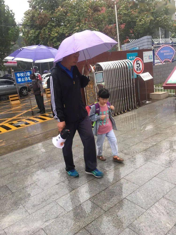 雨幕中的温暖—游客与武警战士的伞下情深