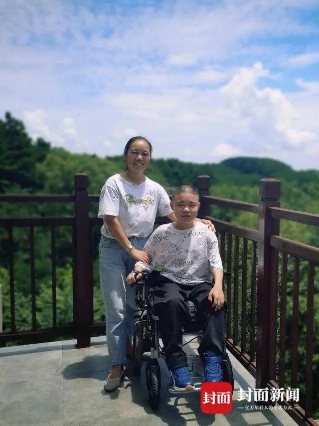 母爱如炬，妈妈在上百人的方阵中一眼认出儿子