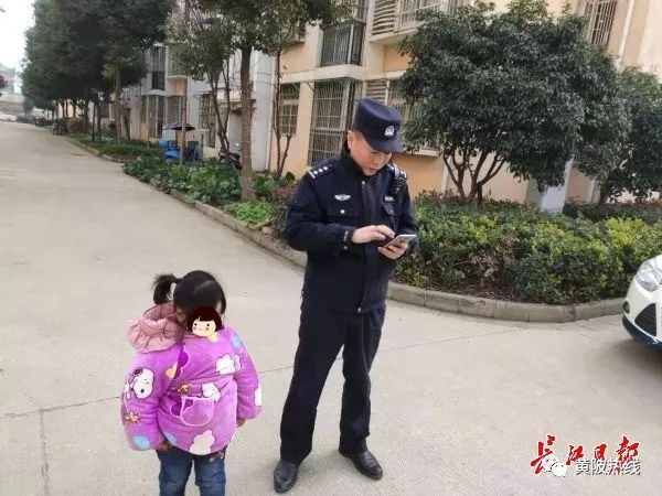 爱的归航，小女孩机场迎接退伍妈妈，温暖瞬间定格人间温情