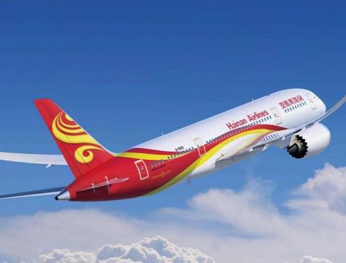 乘客机场下跪求助，海航的回应与反思