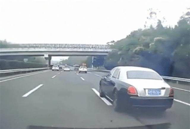 车主恶意别车，无人驾驶汽车安全无恙，却因不当行为被罚