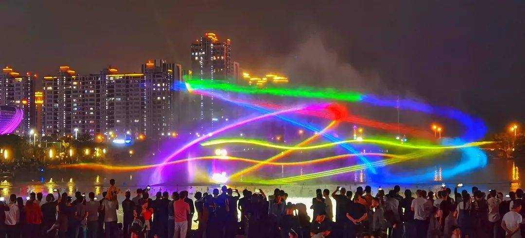 国庆盛典，北京大街小巷国旗飘扬，全市喷泉共贺华诞