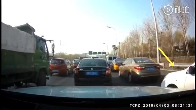 车主恶意别车，无人驾驶汽车安全无恙，却因不当行为被罚