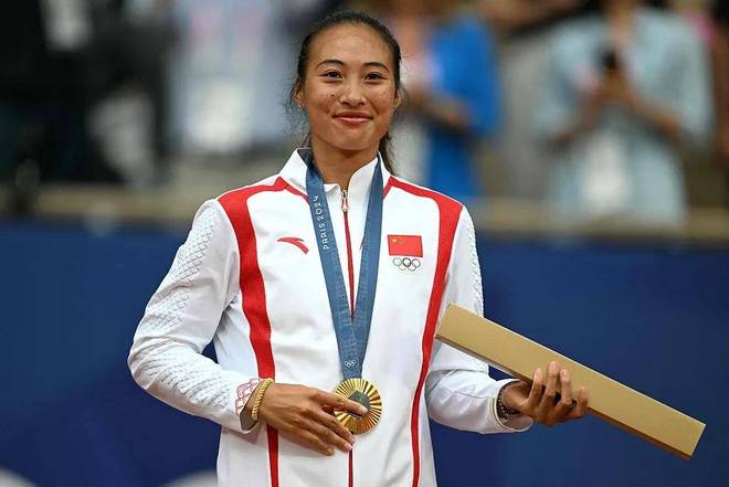 郑钦文伤愈归来，以开门红姿态横扫对手晋级