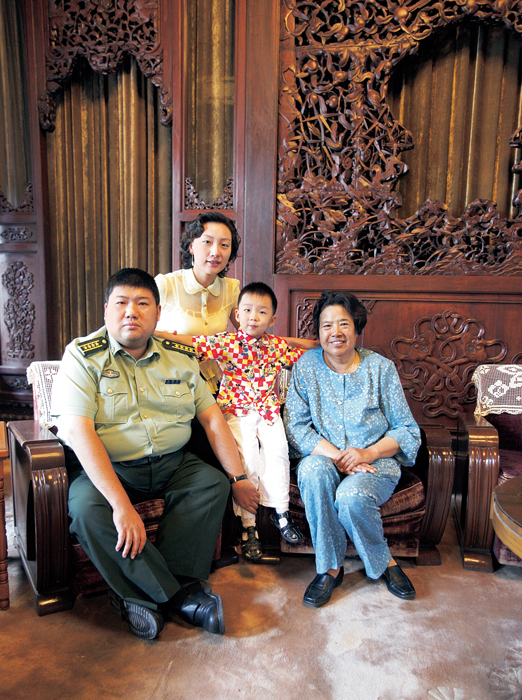 毛新宇一家参加九三阅兵，传承红色基因，共铸辉煌篇章