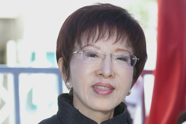 女子看京剧偶遇意外惊喜，后排坐着的竟是洪秀柱