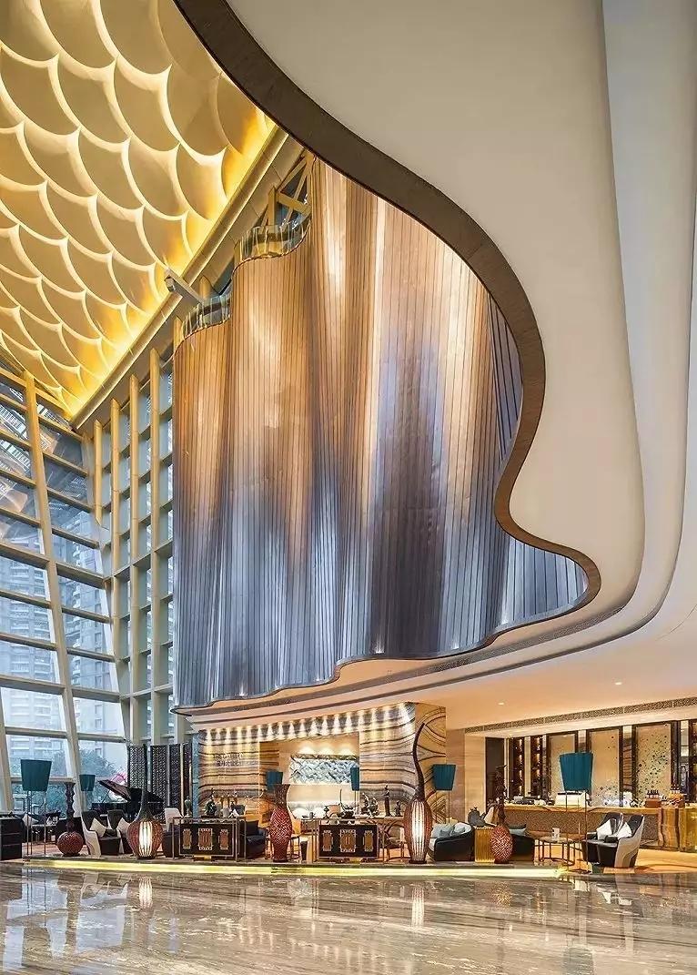 迪拜一公司匠心独运，打造10公斤重黄金礼服，闪耀全球时尚界