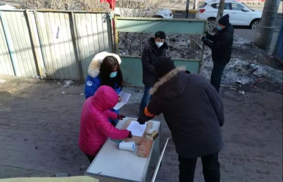 守门人的温情，小学校长在教师节中的拦截与温情传递