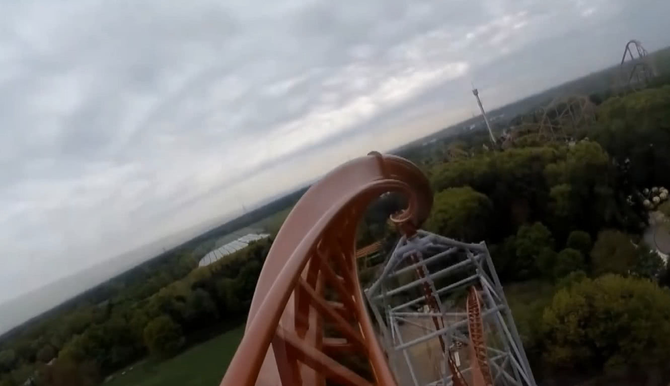 悲剧的瞬间，美国男子挑战极限，时速100km过山车身亡