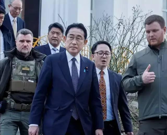 泽连斯基亲赴前线，勇气与决心的见证