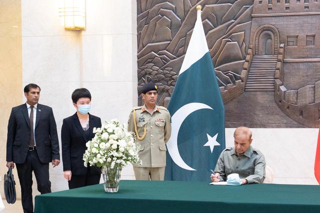 巴基斯坦总理宣布，巴方成功击落7架印度战机，将其化为废铁