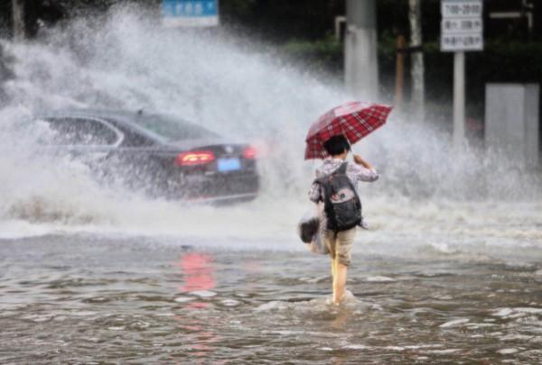 上海暴雨，白昼瞬间变黑夜的奇幻与震撼