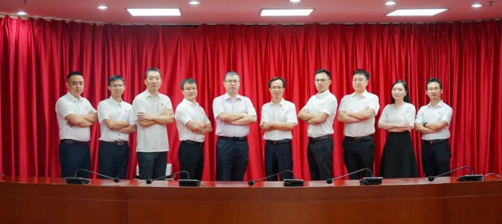少年暴雨中收起国旗，一场关于责任与荣誉的洗礼