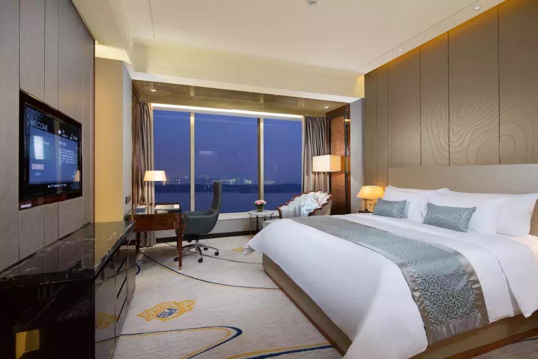 迪拜一公司匠心独运，打造10公斤重黄金礼服，闪耀全球时尚界