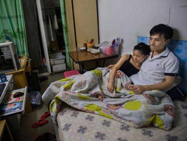 夫妻合租房内生娃后被房东赶出，重寻安身之所的温暖旅程