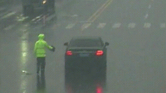 雨幕中的温暖—游客与武警战士的伞下情深