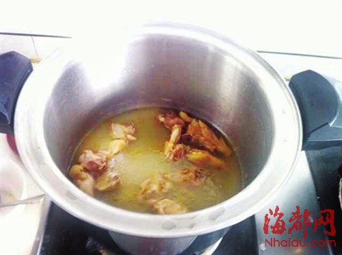男子炖鸡忘关火，酣睡后惊现消防员天团