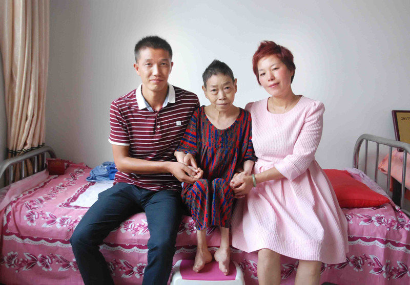 暖心瞬间，小伙携残障父母庆生，陌生人暖心买单