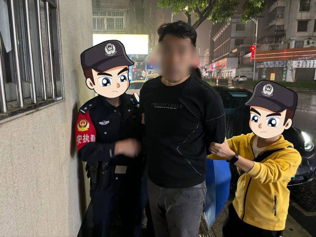 警方迅速行动，绵竹一男子公厕偷拍行为被当场抓获