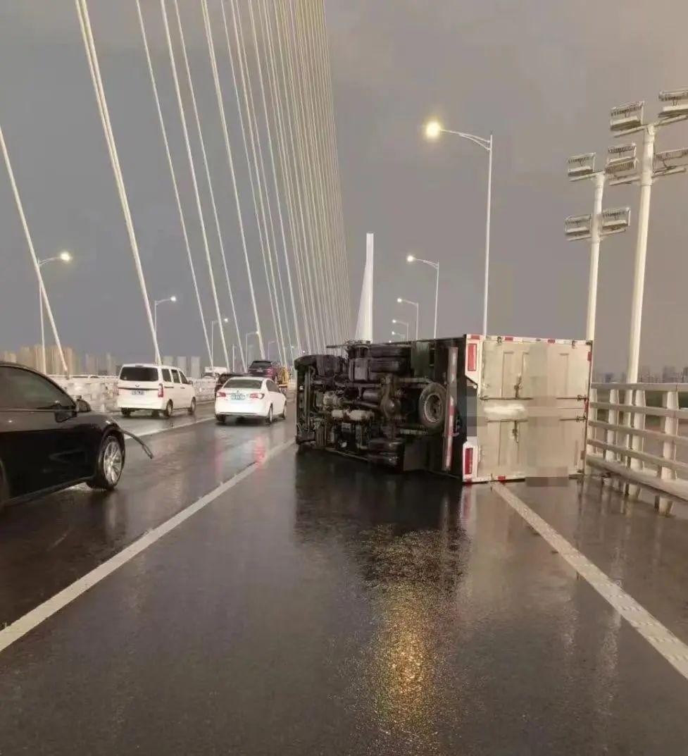 震撼实录，北京冰雹如天空倾泻冰块，自然之力下的城市交响曲