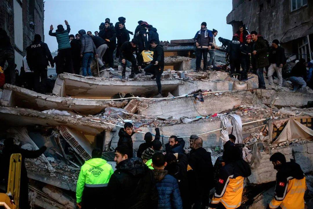 阿富汗东北部地震，812人遇难，救援行动刻不容缓