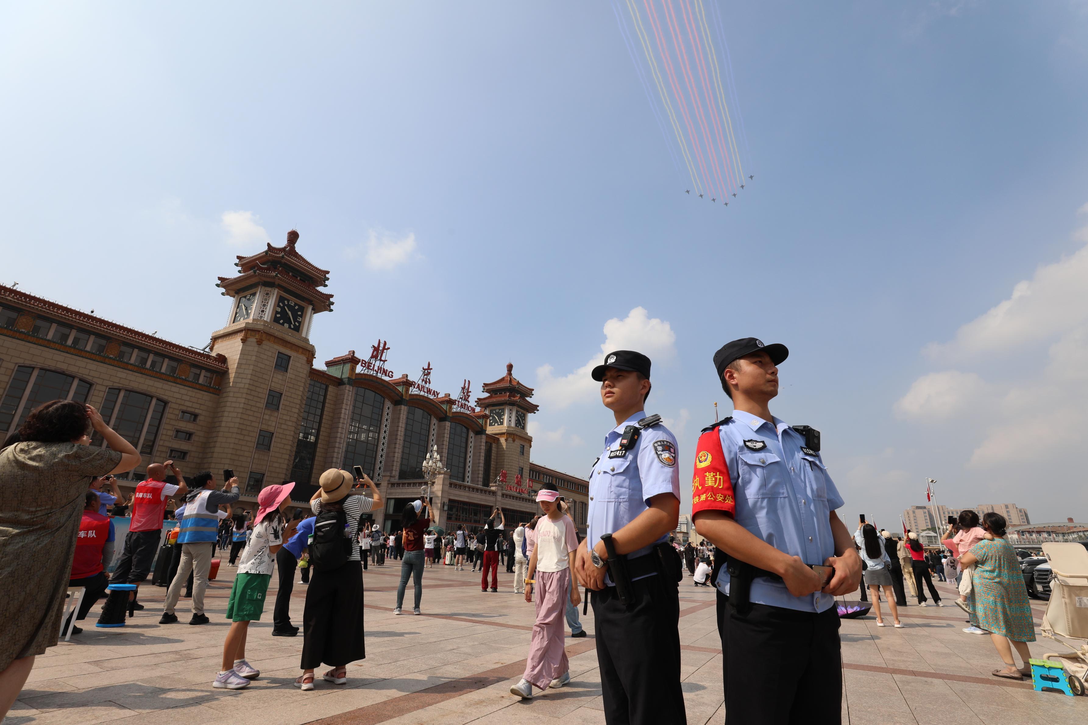 阅兵蓝天的见证，飞机飞过北京站，旅客手机记录下的瞬间