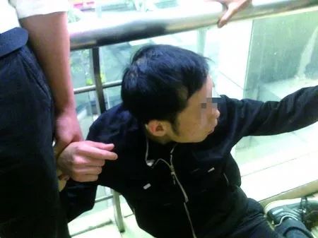 警方通报，一男子在酒店内趴地偷窥，隐私安全警钟再响