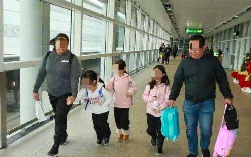 爱的归航，小女孩机场迎接退伍妈妈，温暖瞬间定格人间温情