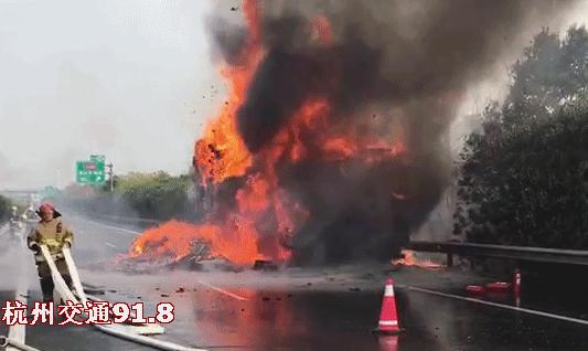 20吨快递葬身火海，一场网络热议的背后