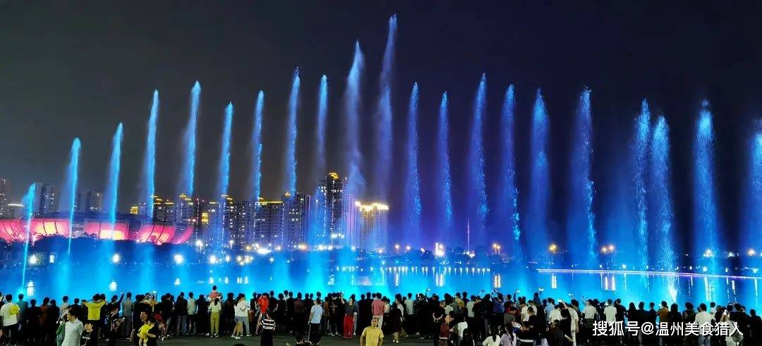 国庆盛典，北京大街小巷国旗飘扬，全市喷泉共贺华诞