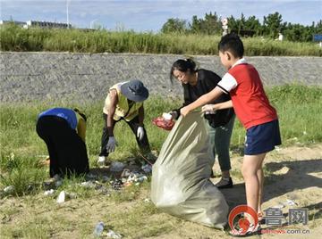 青岛环卫工因扫垃圾入海被开除，城市清洁与环境保护的双重挑战