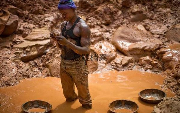 非法淘金者的地下世界，金价飙升下的隐秘生存