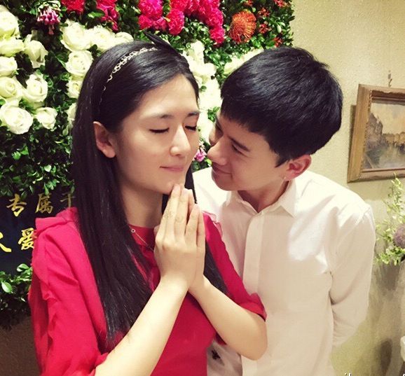 谢娜晒爸妈金婚全家福，爱与时光的温馨见证