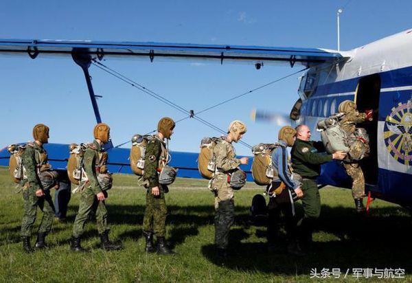 悲剧的瞬间，两名波兰士兵在美国跳伞训练中不幸身亡