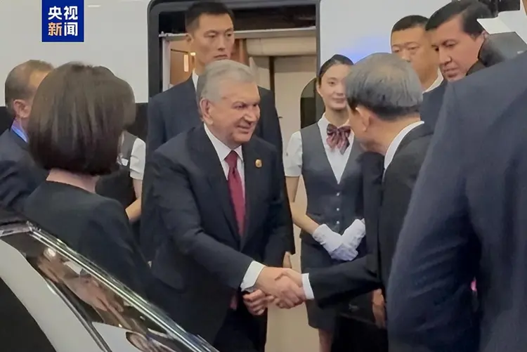 全球领袖共聚，多国领导人乘高铁抵达北京，开启新时代的合作篇章