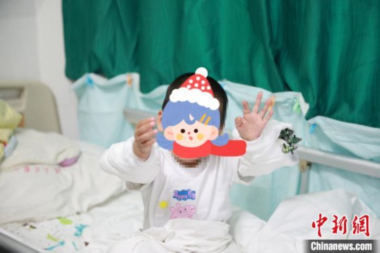 女童高空坠落奇迹生还，20楼至13楼雨棚的生死瞬间