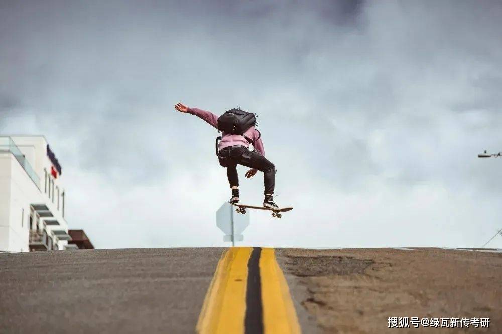 68岁奶奶的追风之旅，三年滑板生涯的蜕变与坚持