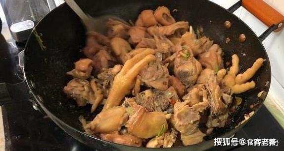 男子炖鸡忘关火，酣睡后惊现消防员天团