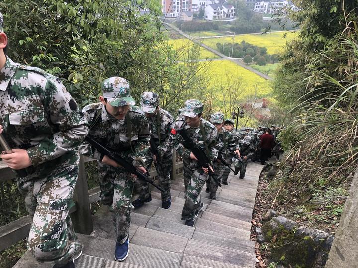 深圳一校长升旗仪式上连做71个俯卧撑，以身作则，传递正能量
