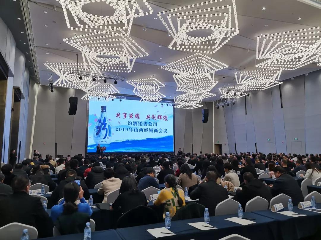 青岛一公司老板包场请员工看阅兵，共筑企业精神，共享国家荣耀