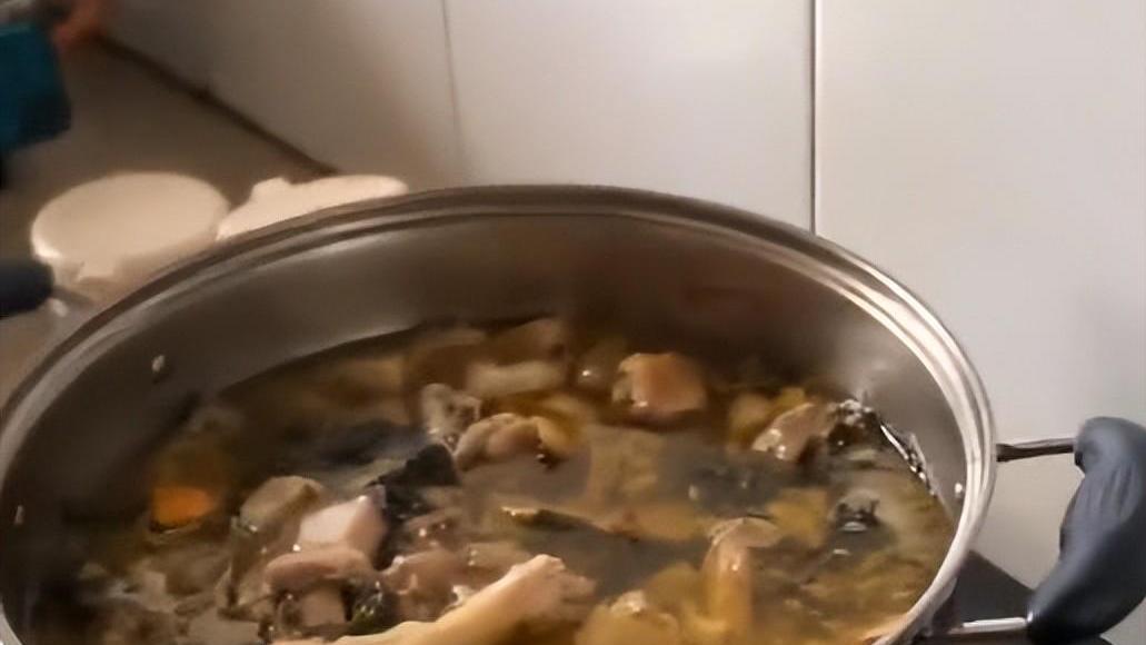 男子炖鸡忘关火，酣睡后惊现消防员天团