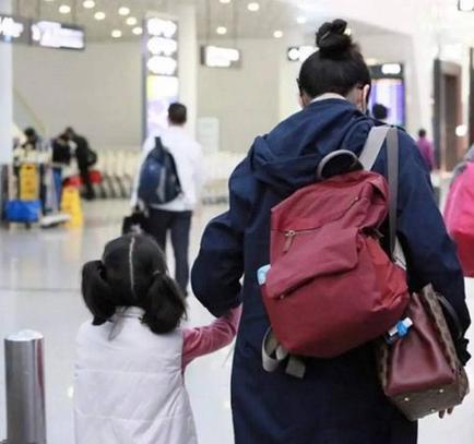 爱的归航，小女孩机场迎接退伍妈妈，温暖瞬间定格人间温情