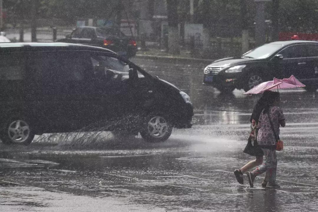 震撼实录，北京冰雹如天空倾泻冰块，自然之力下的城市交响曲