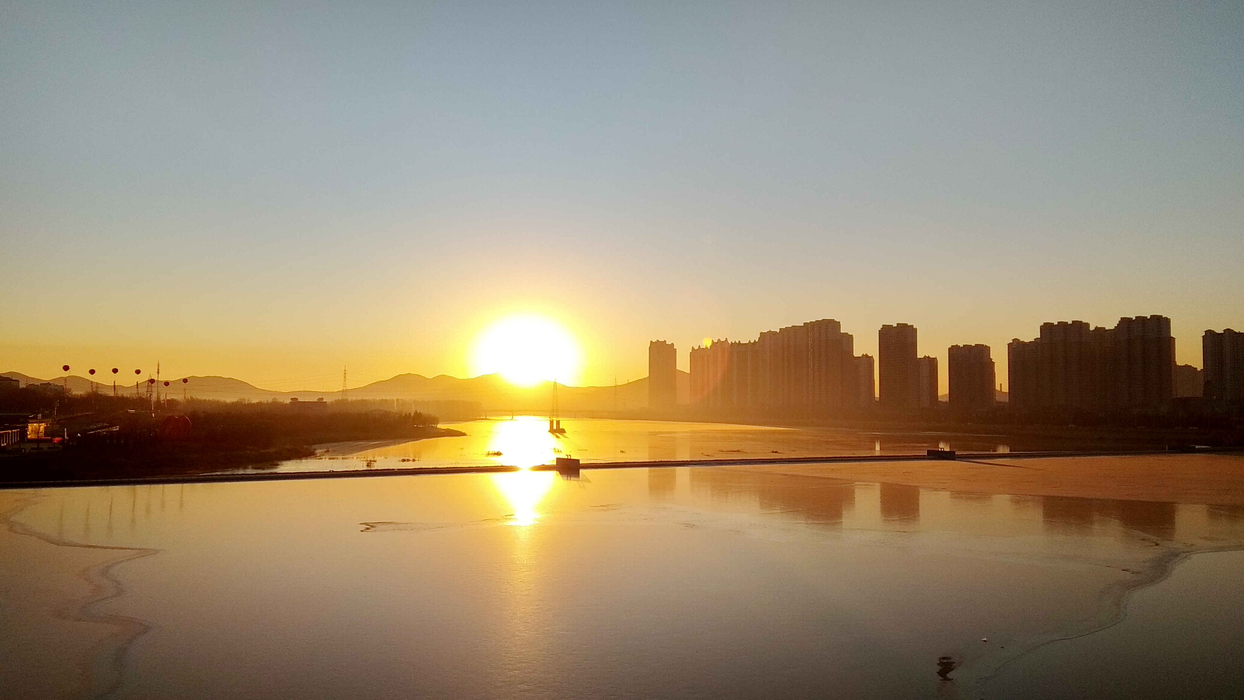 喇叭声中的晨曦—老师与居民的起床风波