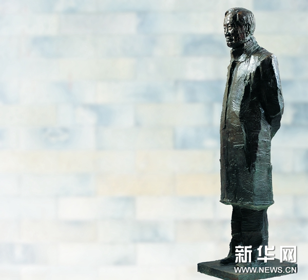 鲜花簇拥的致敬,杨振宁雕像前的深情礼赞 鲜花簇拥的致敬,杨振宁雕像前的深情礼赞