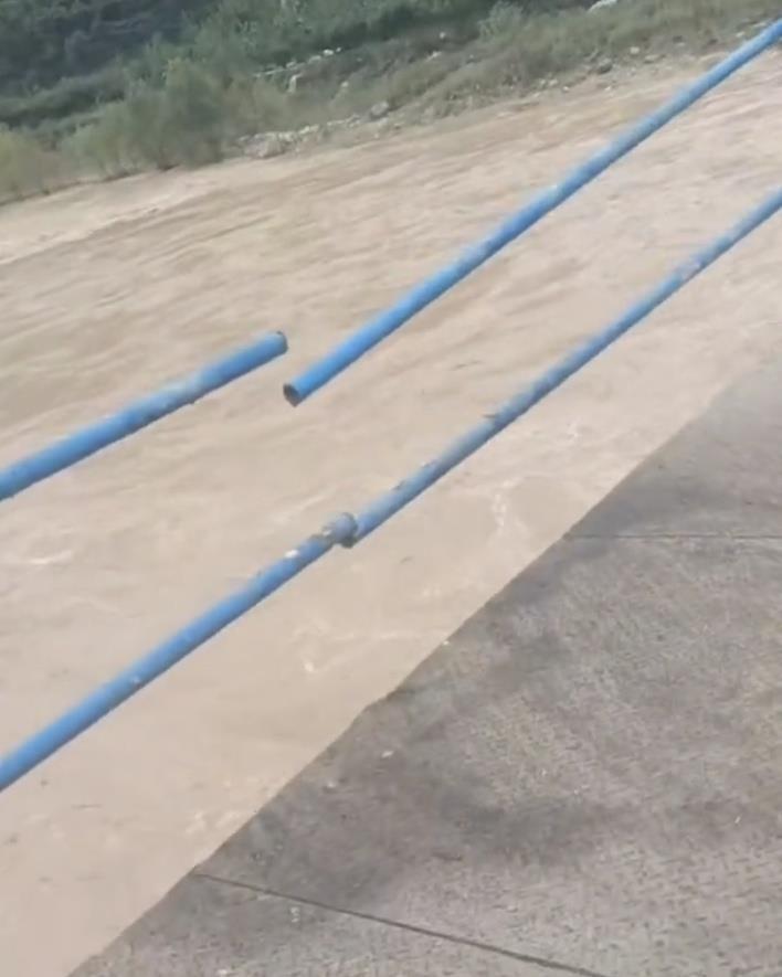 垃圾车向渭河倾倒垃圾,清运人员被拘的背后 垃圾车向渭河倾倒垃圾,清运人员被拘的背后