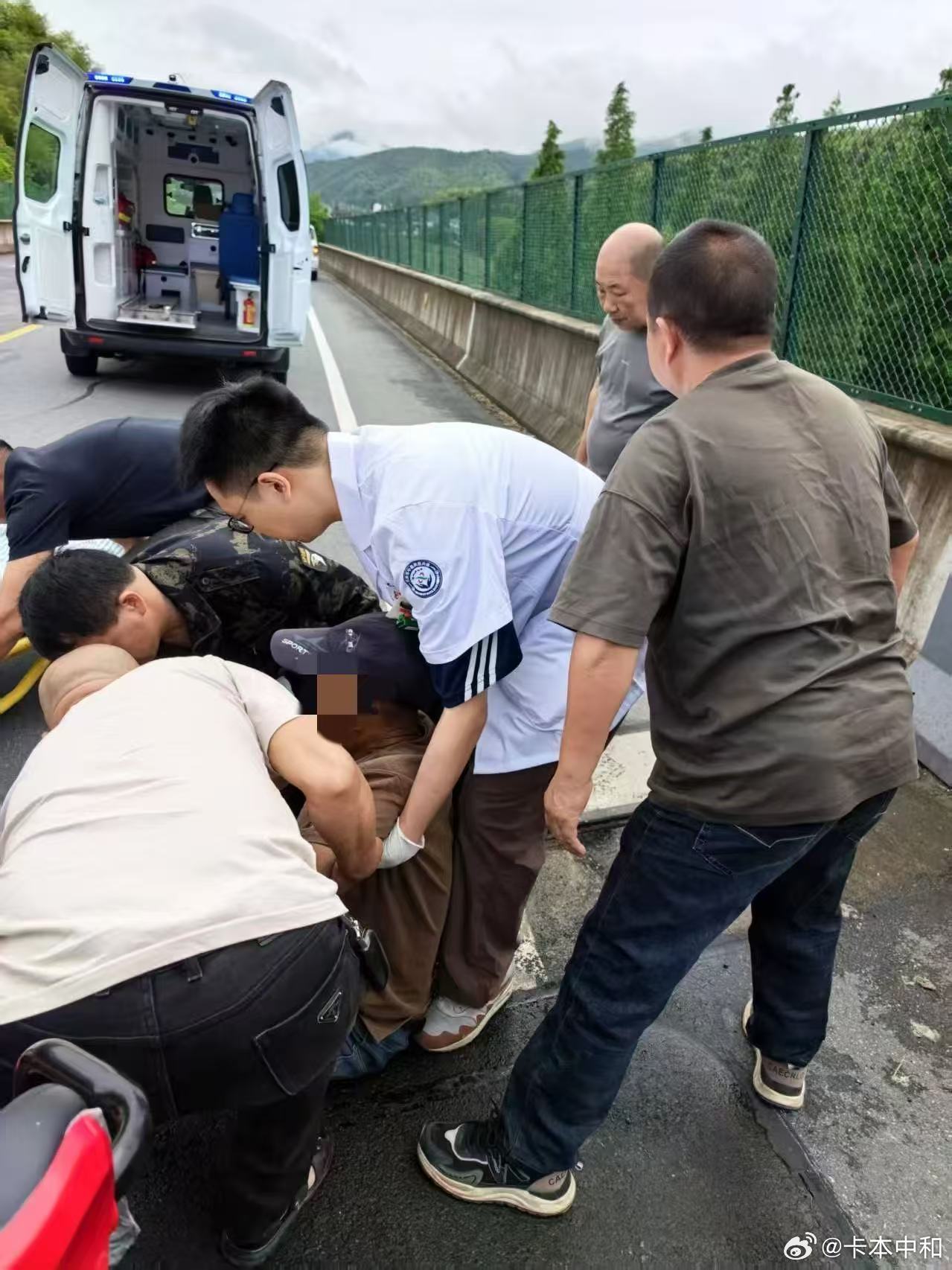 男子上下班途中善举，桥洞反光板焕然一新