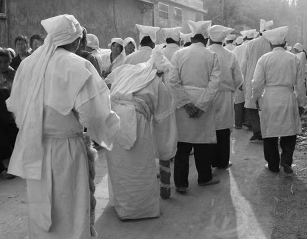 印度74岁男子自建火葬场，举办假葬礼的背后故事