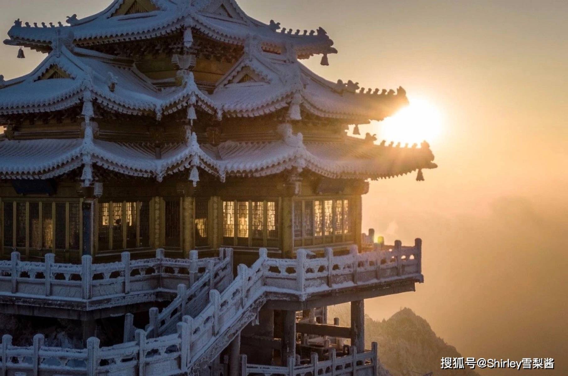 西安高校秒变仙宫，补水喷雾式下雨的奇幻体验